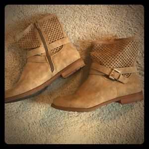Tan, NWOT, booties size 10